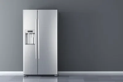 Tekniker utför service på tvättmaskin